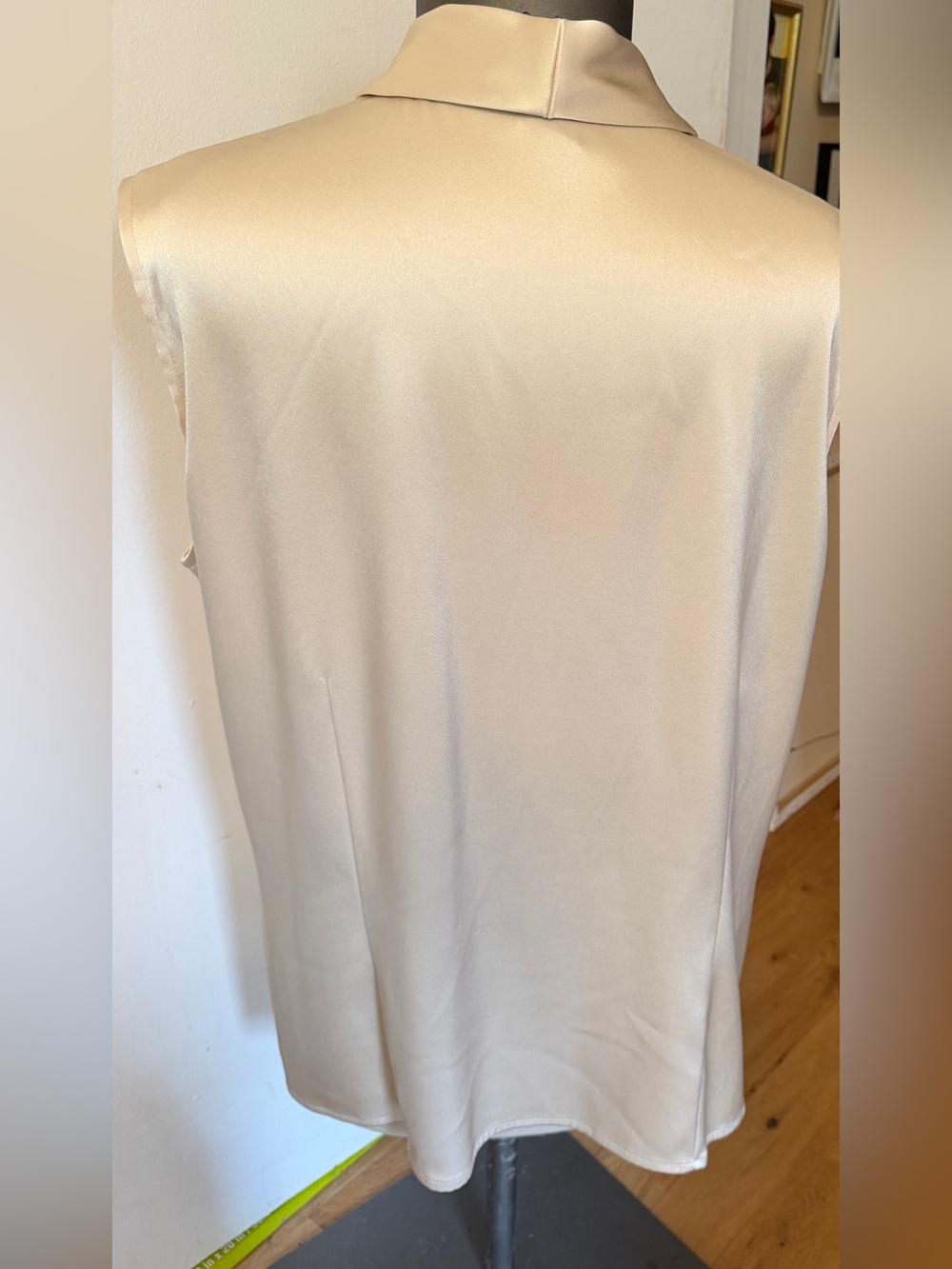 Gorgeous St.John Satin-Look Blouse in Light Champagne. Beautiful flowing fabric. - Picture 2 of 4
